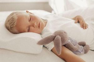 Правильно обрана подушка – запорука міцного сну дитини фото